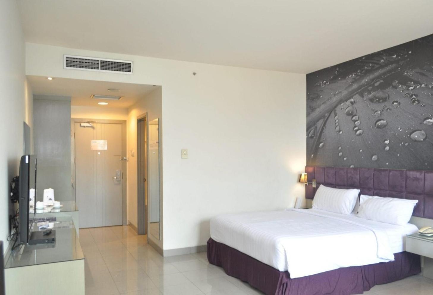 Royal Palm Hotel & Conference Center Cengkareng Джакарта Экстерьер фото